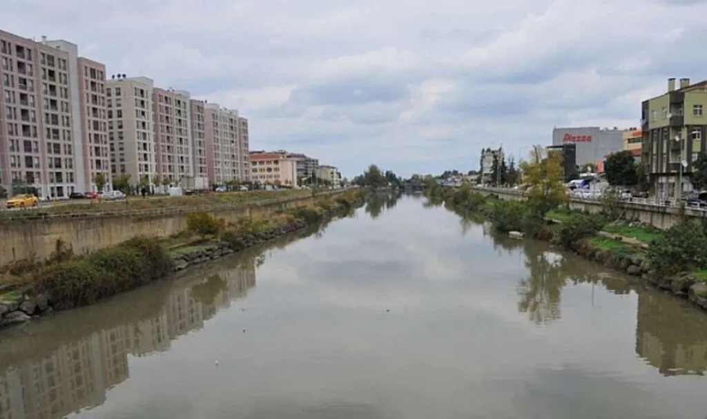 Samsun'da Irmak Üstünde Beton Santrali 