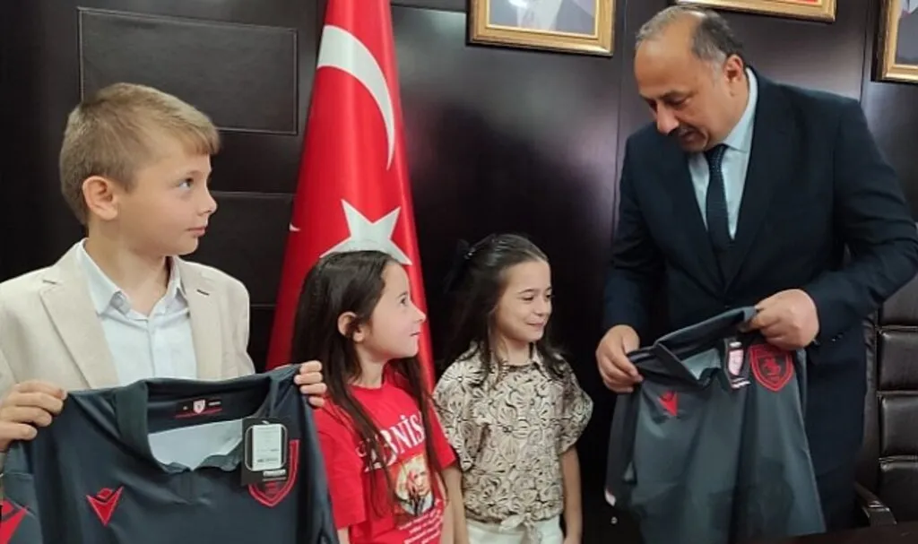 Salıpazarı'nda 23 Nisan'da Çocuklara Samsunspor Forması 