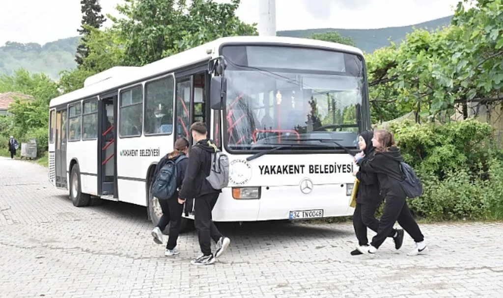 Yakakent'te Liseli Gençlere Otobüs Jesti