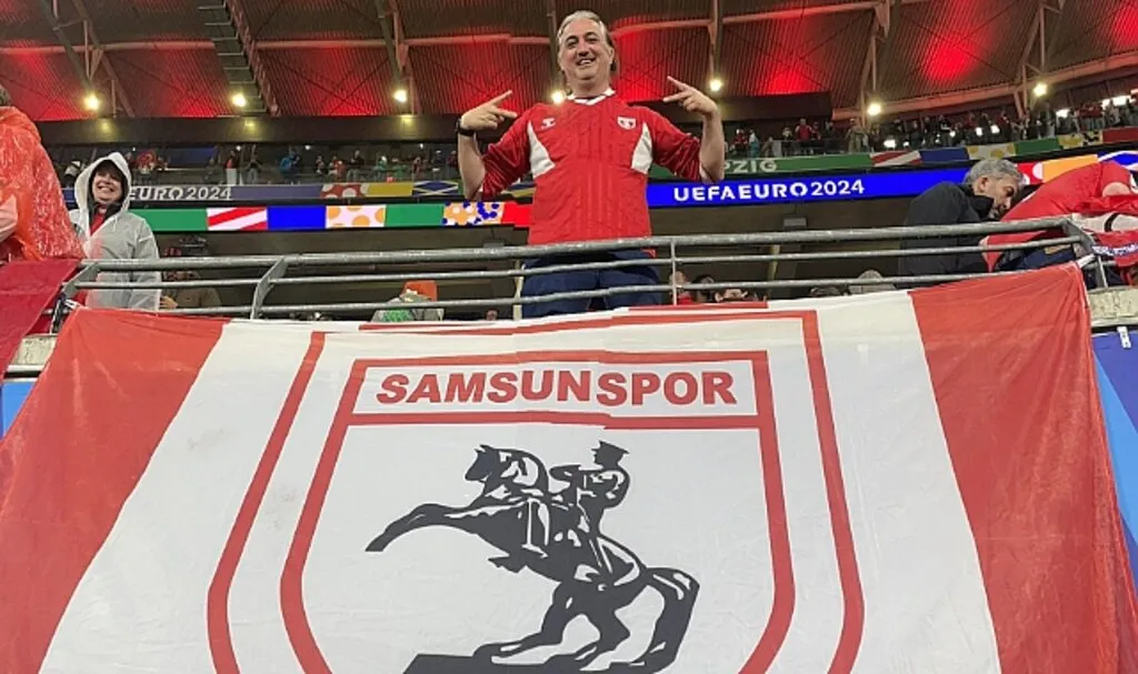 Gurbetçi Yüksel Tok, Samsunspor Bayrağını Astı