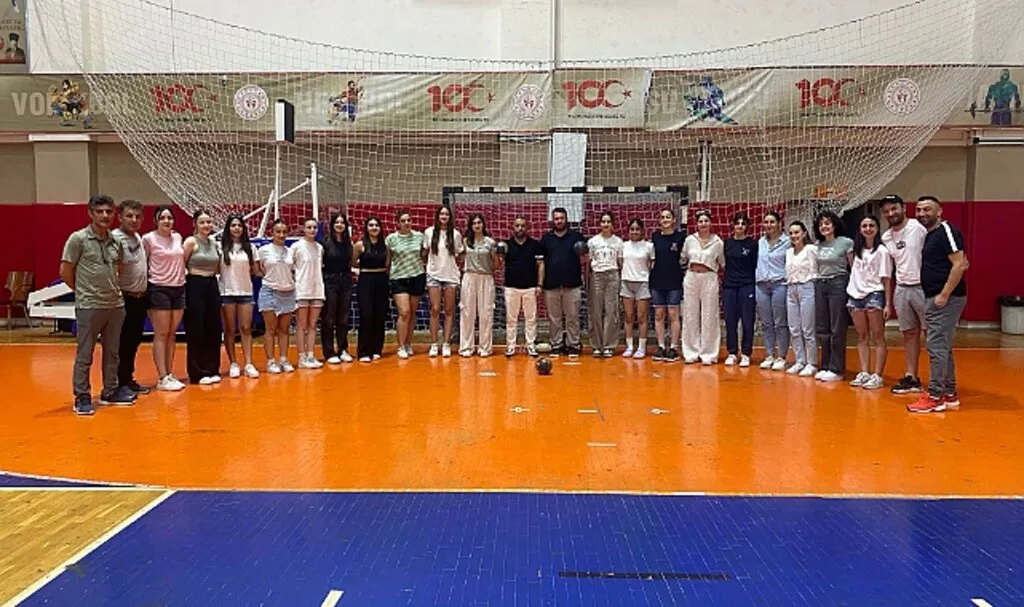 Atakum Belediyesi'nden Hentbolcu Kızlara Sözde Sponsorluk