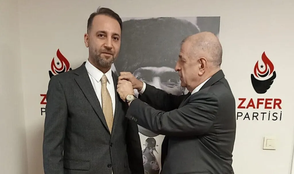 Avukat Alperen Carus'a Rozeti Ümit Özdağ Taktı