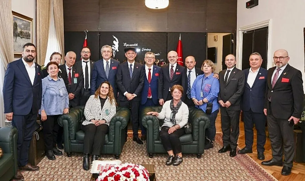 CHP Genel Başkanı Özgür Özel'e Çarşamba Kasketi
