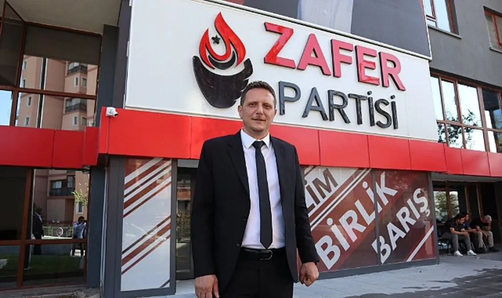 Zehir Zemberek Sözlerle İstifa Etti