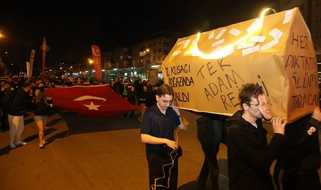 CHP'li Gençlerin Tabutlu Yürüyüşü