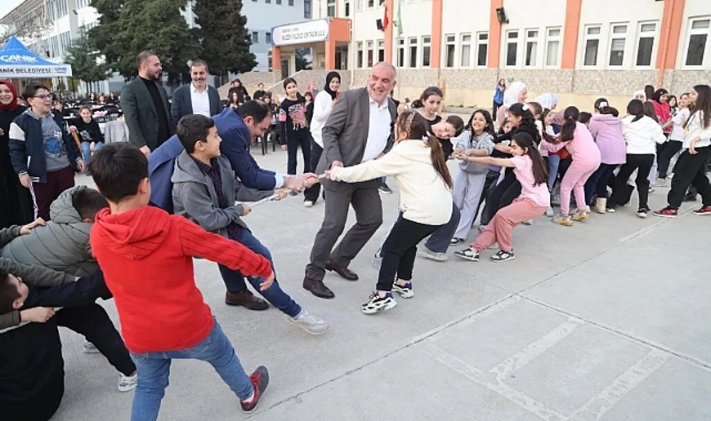 Öğrencilerle Halat Çekme Yarışı Yaptı