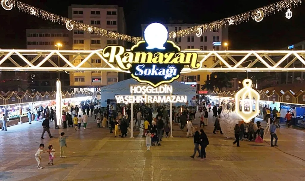 Samsun'da Ramazan Sokakları Büyük İlgi Görüyor