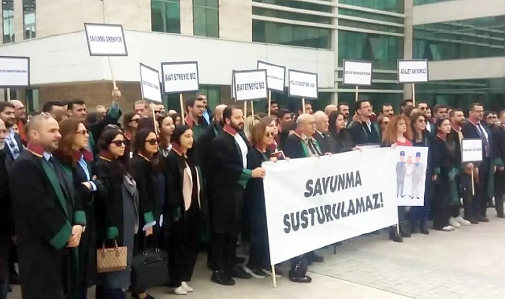 Samsunlu Avukatlardan Cübbe İliklemeyiz Mesajı