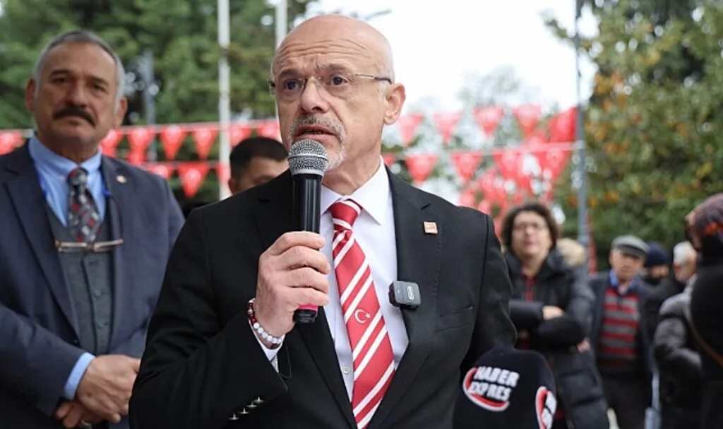 19 Mayıs'a Kadar Bayraklar İnmesin