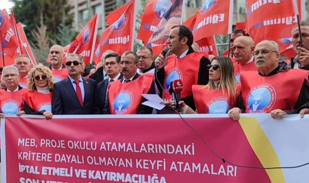 Eğitim-İş'ten MEB Önünde Protesto