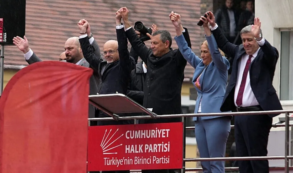 Meydandaki Kalabalık Erken Seçimi İstiyor!