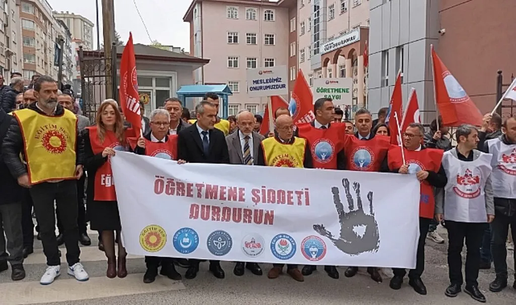 Samsun'da Sendikalar Öğretmene Şiddeti Kınadı