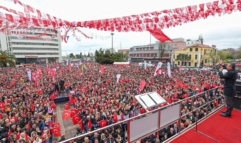 Samsunlular, Yağmurlu Hava Şartlarına Rağmen Cumhuriyet Meydanı'nı Doldurdu