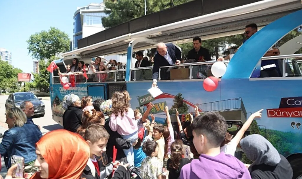 Canik'te Otobüsle Şehir Turu Atıp Hediyeler Dağıttı
