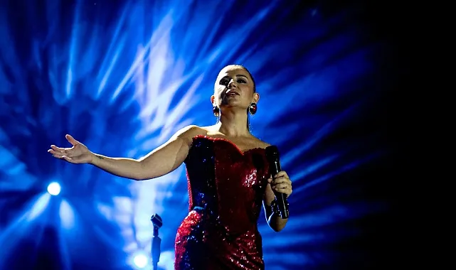 Kültür Yolu Festivali?nde Merve Özbey Hayranlarını Coşturdu