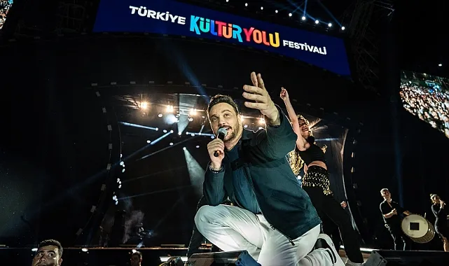 Kültür Yolu Festivali'nde Ünlü Sanatçı Sinan Akçıl Sahne Aldı