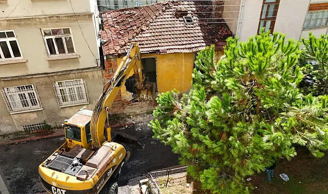İlkadım'da Metruk Binalar Tek Tek Yıkılıyor