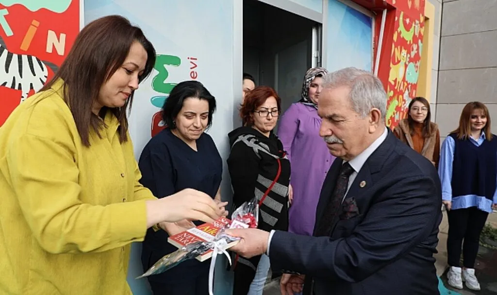 İlkadım'da Kadın Çalışanlara Karanfil