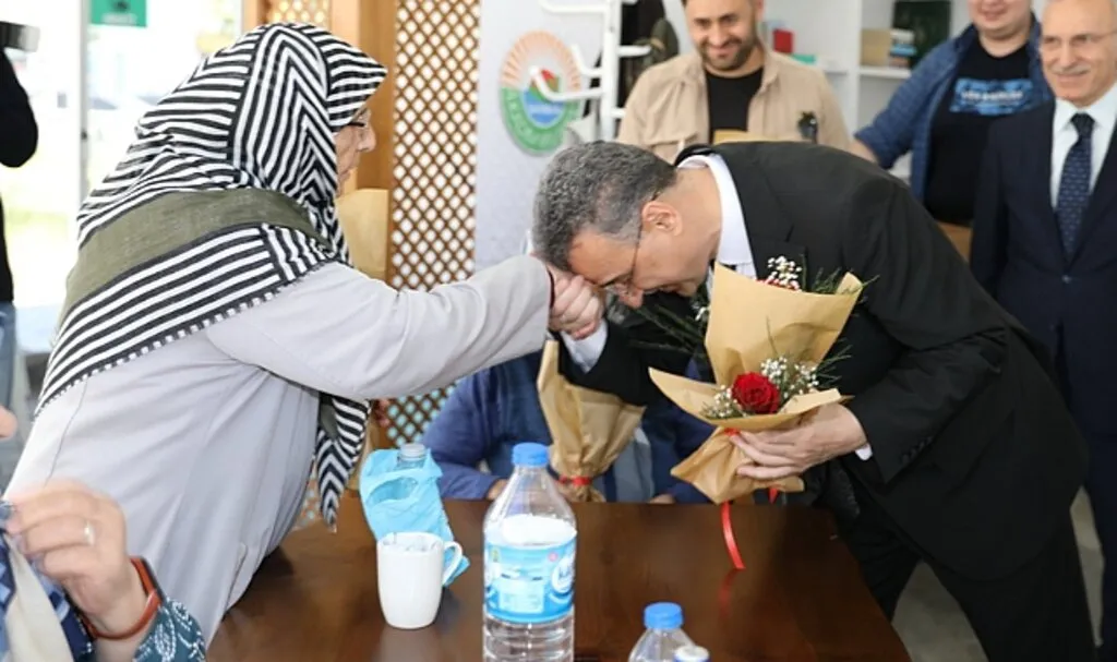 İlkadım Ata Ocağı'nda Yaşlılarla Sohbet Etti