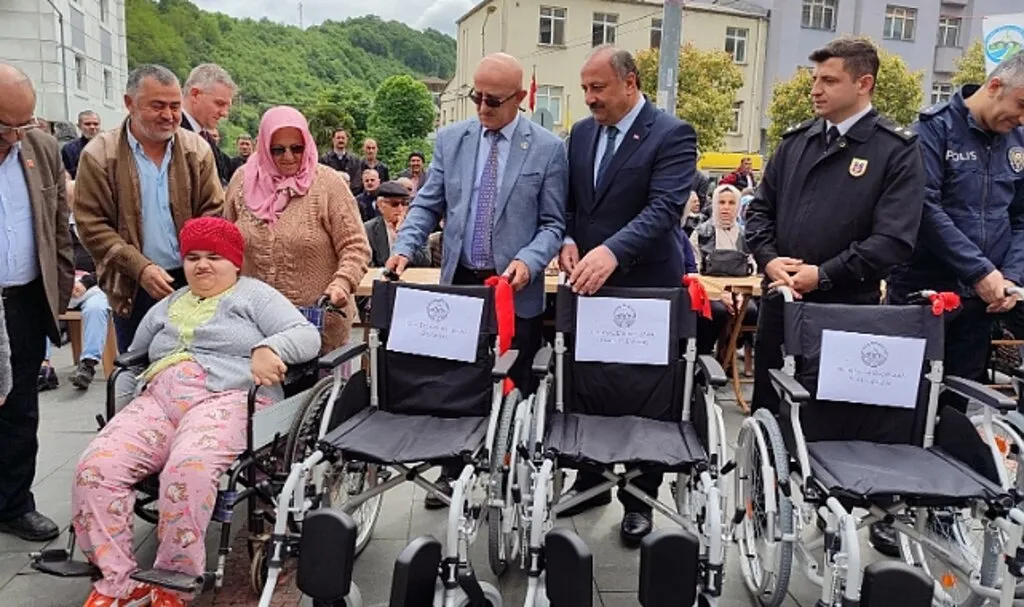 Salıpazarı'nda Engelli Bireylere Sandalye