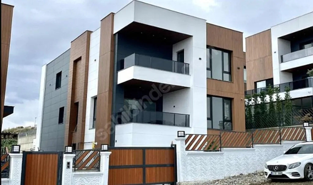 Atakum Belediye Başkanı Serhat Türkel, 3 Katlı Villaya Taşındı