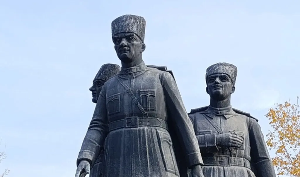 Atatürk'ün Kentinde Anıtları Çürüyor!