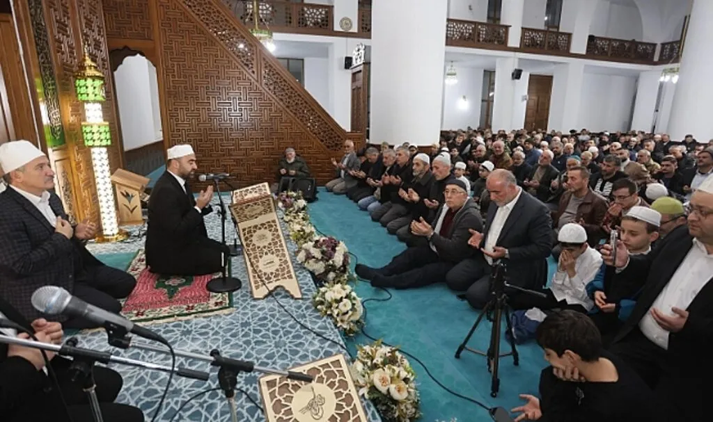 Canik'te Eller Semaya Açıldı
