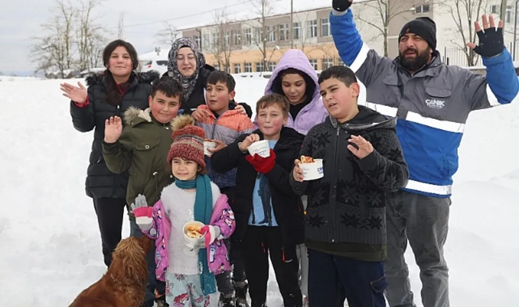 Canik'te Kartopu Oynayan Çocuklara Pizza
