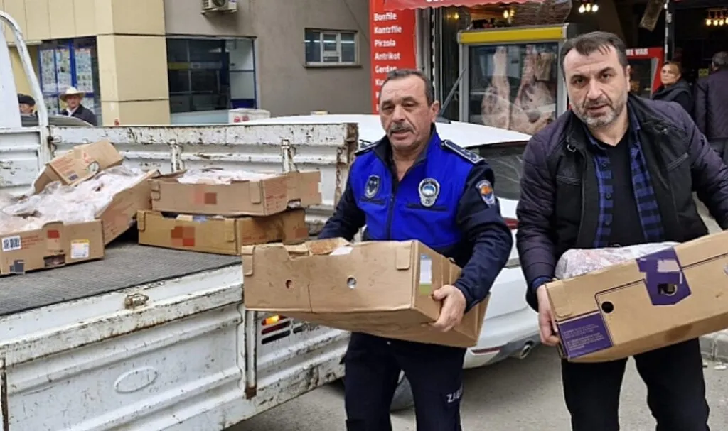 Samsun'da Kasaplardan Günü Geçmiş Et Tavuk Çıktı!