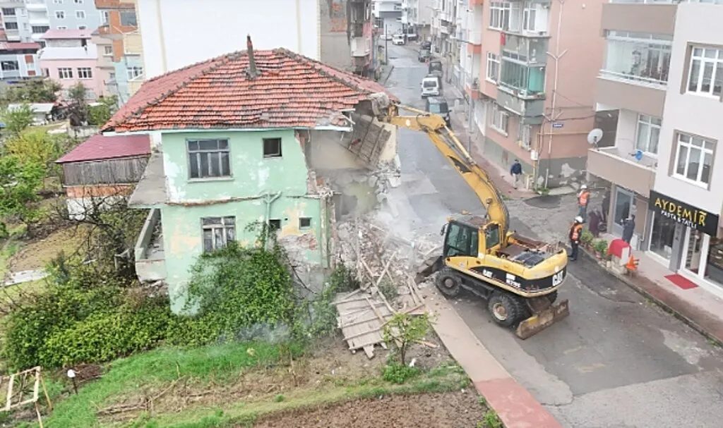 İlkadım'da Metruk Binalar Tek Tek Yıkılıyor!