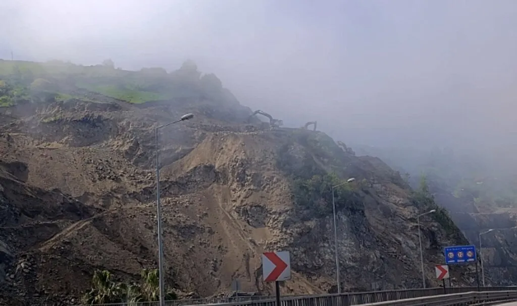 Kayalar Parçalandıkça Ödümüz Kopuyor