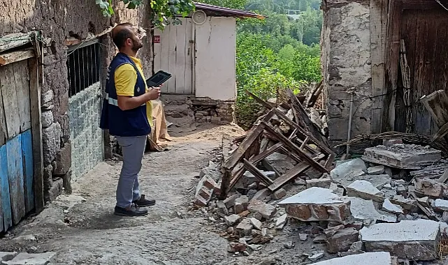İlkadım Belediyesi Sındırgı?nın Yaralarını Sarıyor