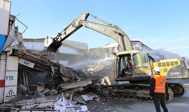 Gülsan Sanayi Sitesi'nde Kepçe İlk Yıkımı Gerçekleştirdi