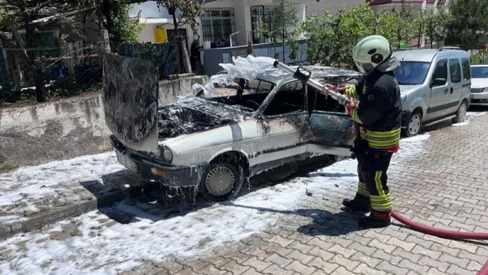 Kavak'ta park halindeki araç küle döndü: İtfaiye ekipleri seferber oldu